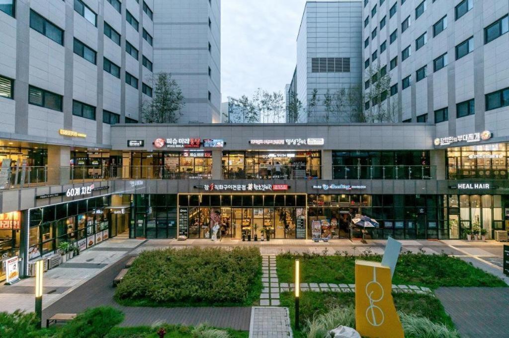Howard Johnson By Wyndham Incheon Airport Exterior photo
