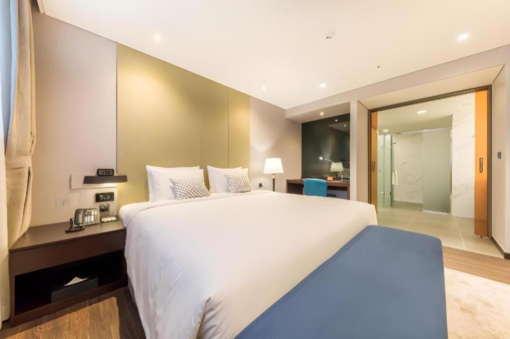 Howard Johnson By Wyndham Incheon Airport Exterior photo